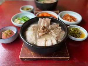 엄용백 돼지국밥 수영본점