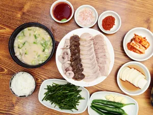 쌍둥이돼지국밥 본점