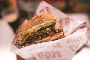 ヘンルーズ スジェバーガー 本店