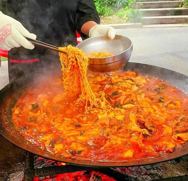 유명산흥부네솥뚜껑닭볶음탕