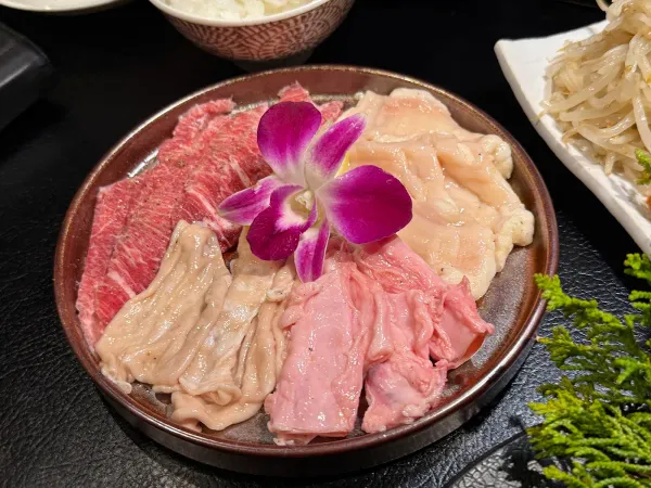 炭火焼肉 にく式 すすきの店の写真2