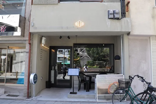 Croissant specialty store “ and “ Uehommachi