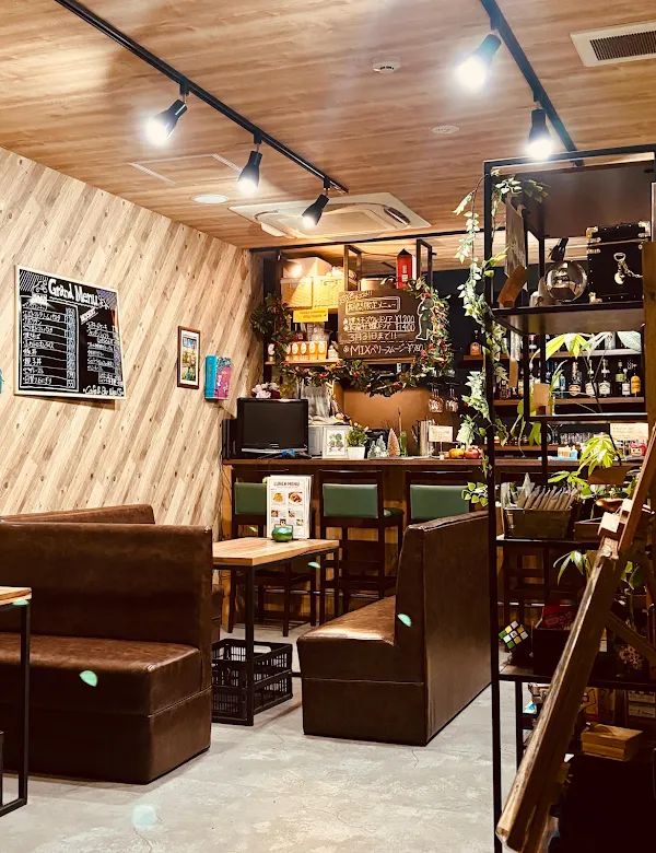 Cafe & Bar Weal'S (ミドリーマンカフェ)