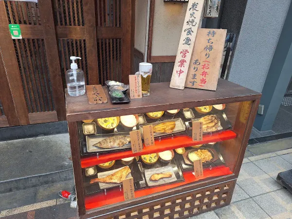 炭火焼干物定食しんぱち食堂 なんば南海通り店の写真5