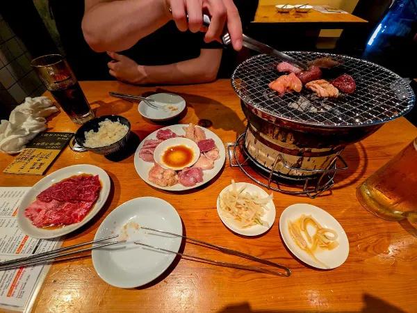 炭火焼肉ホルモンまんてん 新宿西口店の写真2