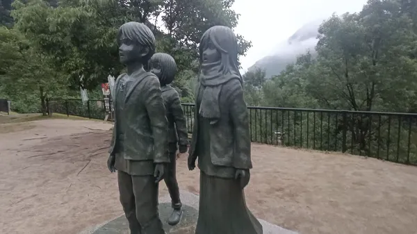 진격의 거인 오야마 다무 동상 사진 3