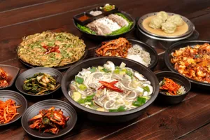Mongchontoseong Boribap Son Kalguksu