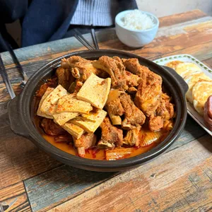 Meomuneun Jip Bueok