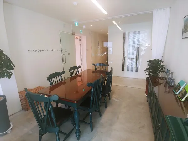 고래책방 사진 4