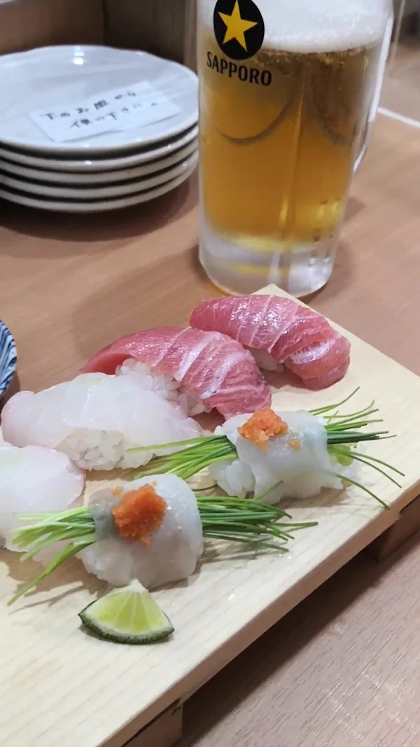 立ち飲み鮨 謹賀 駅前第3ビル 사진 2