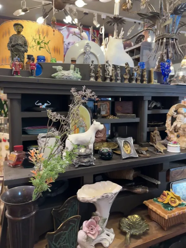 AURA clothing & antiques 사진 3