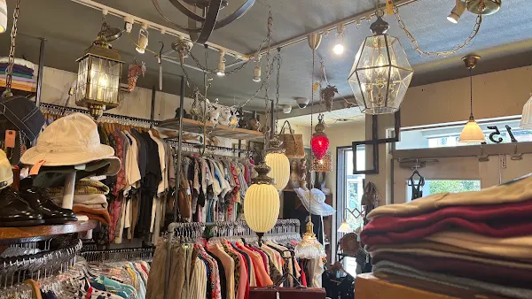 AURA clothing & antiques 사진 4