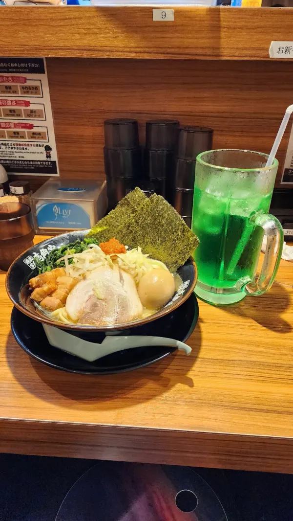 横浜家系ラーメン壱角家 新宿アルタ裏店の写真4