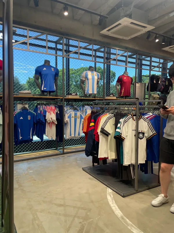 サッカーショップKAMO 原宿店の写真4