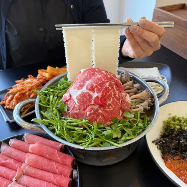 윤우재 샤브칼국수 고기동점