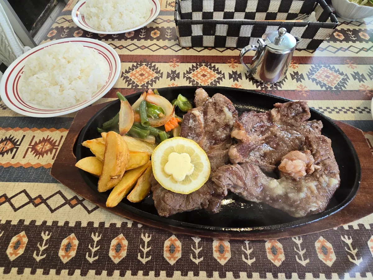 American American, main photo