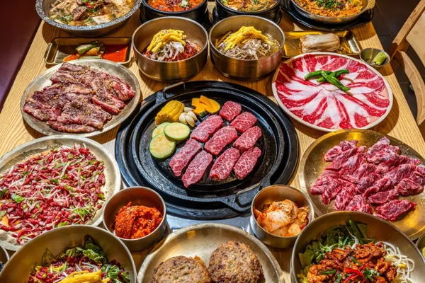 숯불차돌삼합 곰살이네