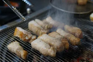 사가정 고기를품다