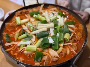 Yullyang Dwaejiduruchigi Uldaejjigae