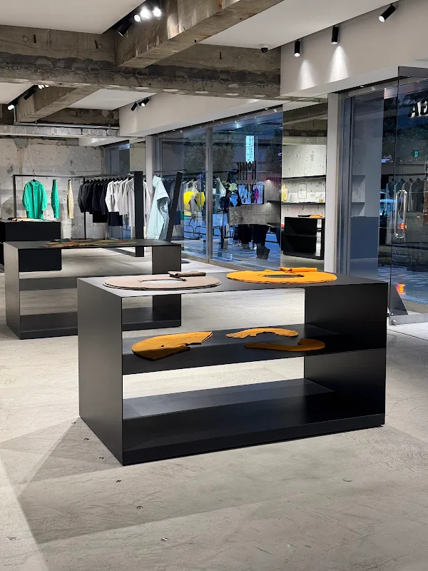 HOMME PLISSÉ ISSEY MIYAKE AOYAMA 사진 3