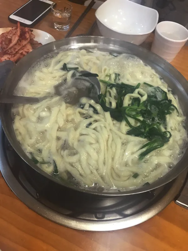 속풀이부추칼국수황제보쌈유성점 사진 2