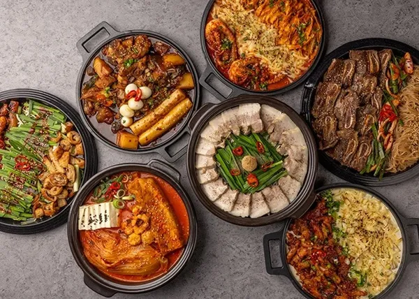 가로수 그늘 아래