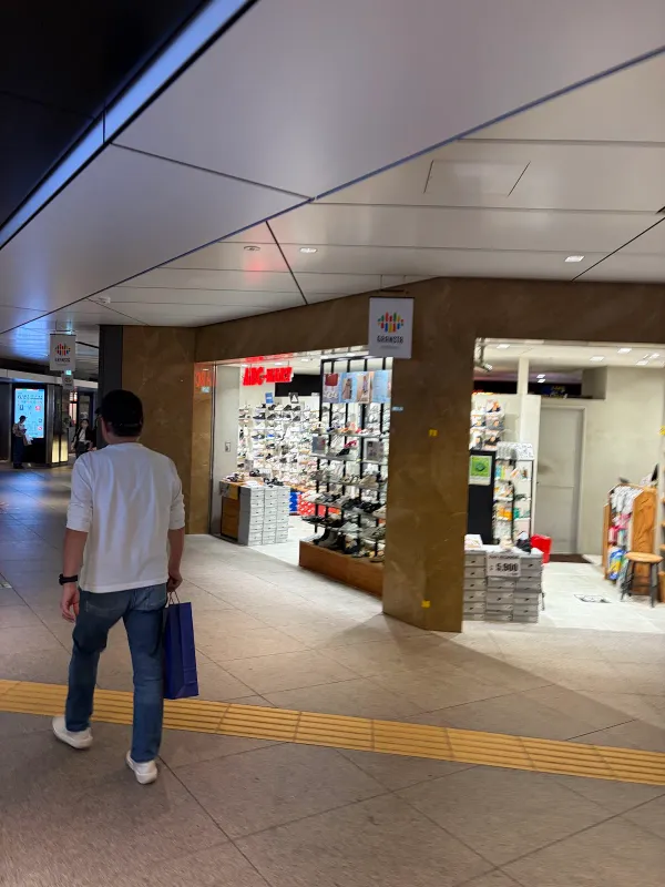 ABC-MART GRANSTA Marunouchi 사진 4
