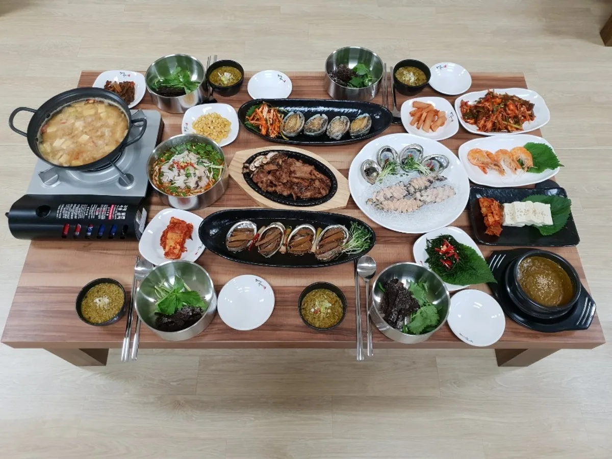 Myeongpum Jeonbokgung