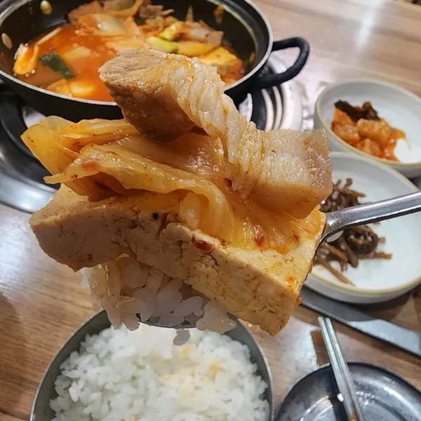 トンテジトゥルチギ キムチチゲ 専門店の写真2