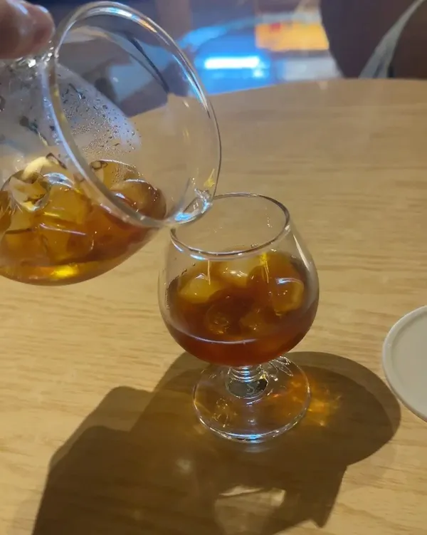ホワイトシャツ コーヒーの写真3