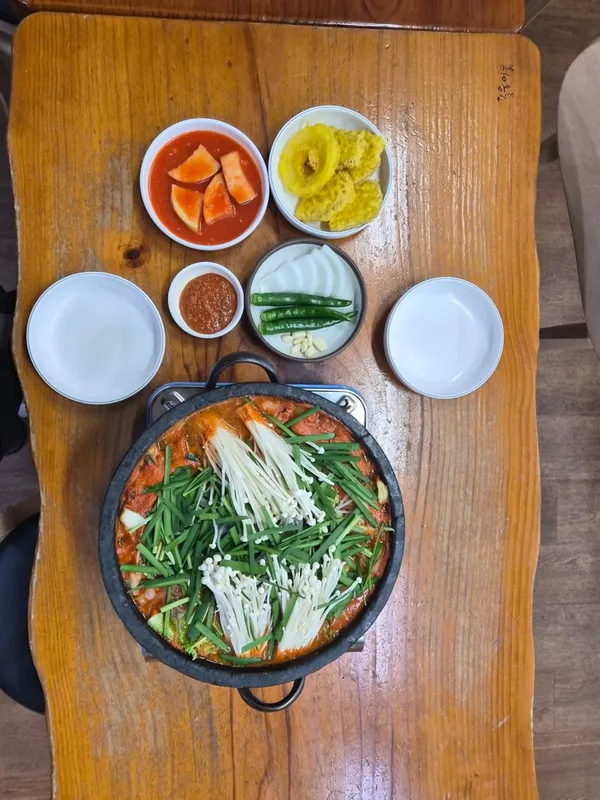 장미돼지국밥