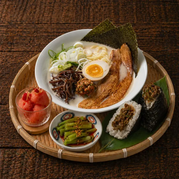 サンカク : ラーメン&オニギリ チュンデ店の写真2