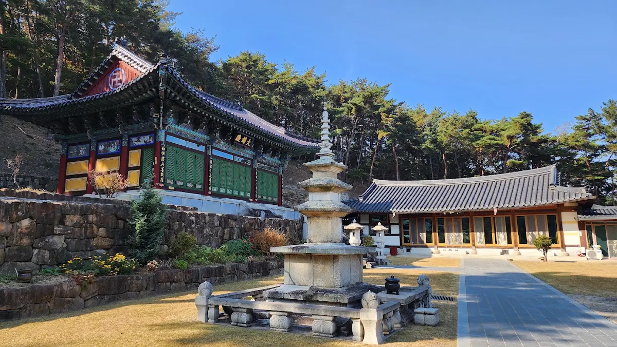 경주 남산 미륵곡 석조여래좌상 대표 사진