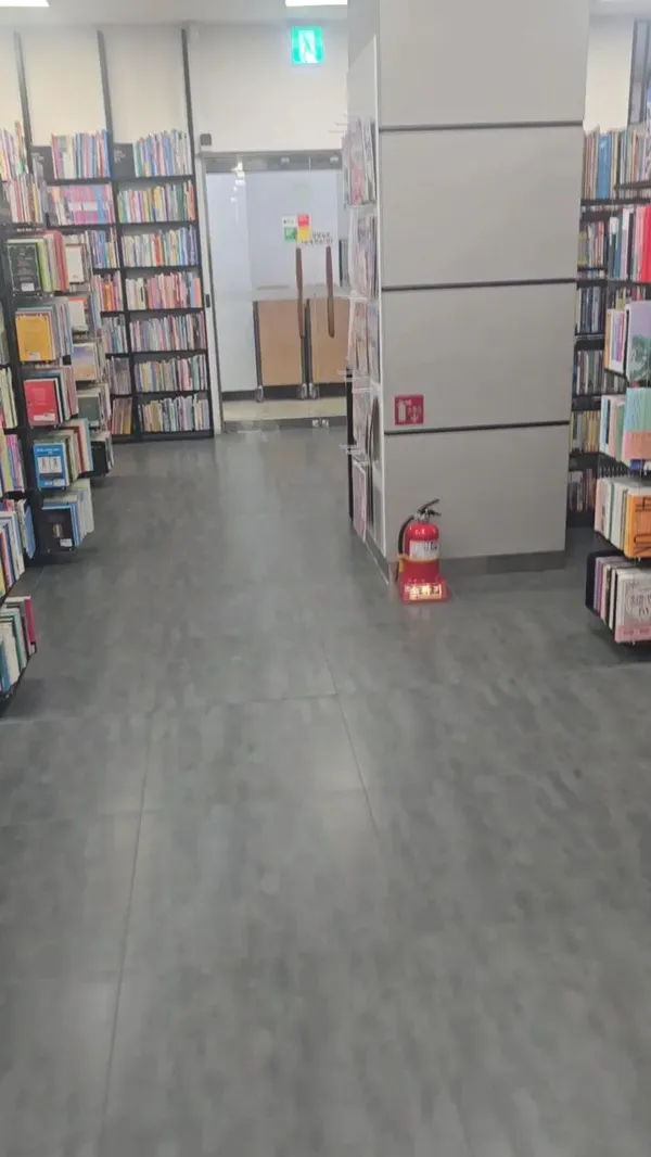 アラジン 中古書店 スウォン市庁駅店の写真5