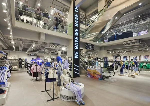 アディダス ホンデ ブランド センターの写真4
