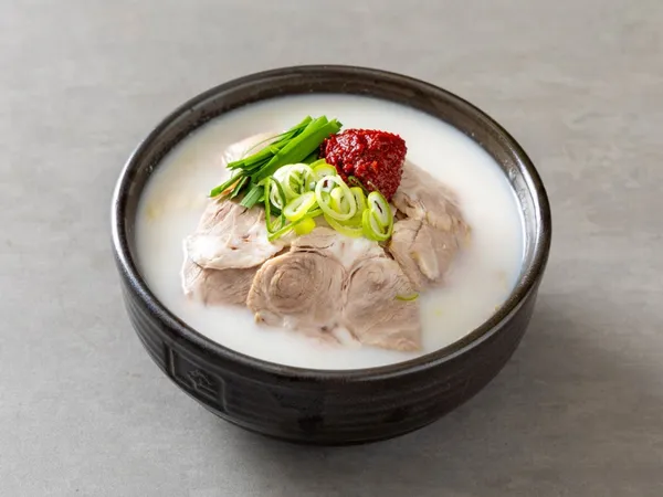조선돼지국밥 진해용원점の写真4