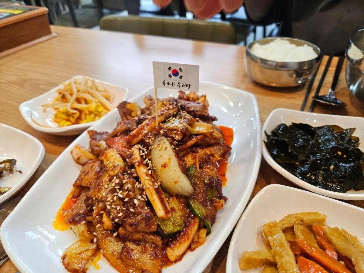 ウルルンドマッチプアリラン食堂