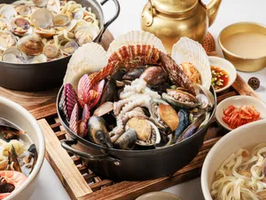 16ホウォンジョハルモニカルグクス テブド本店