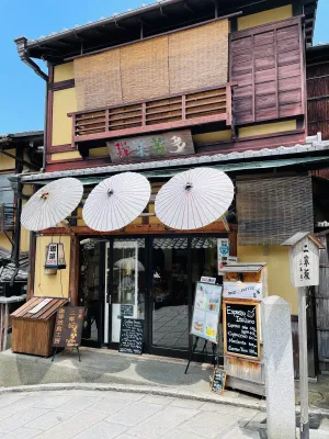 Ninenzaka Cafe Garakuta