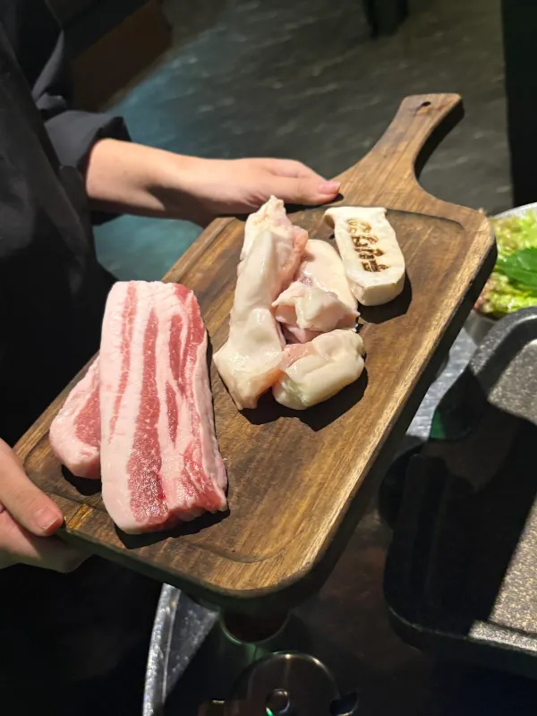 炭いぶし極上サムギョプサル テジワンの写真4