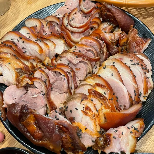 금빛 인삼으로 만든 수제 건강 족발