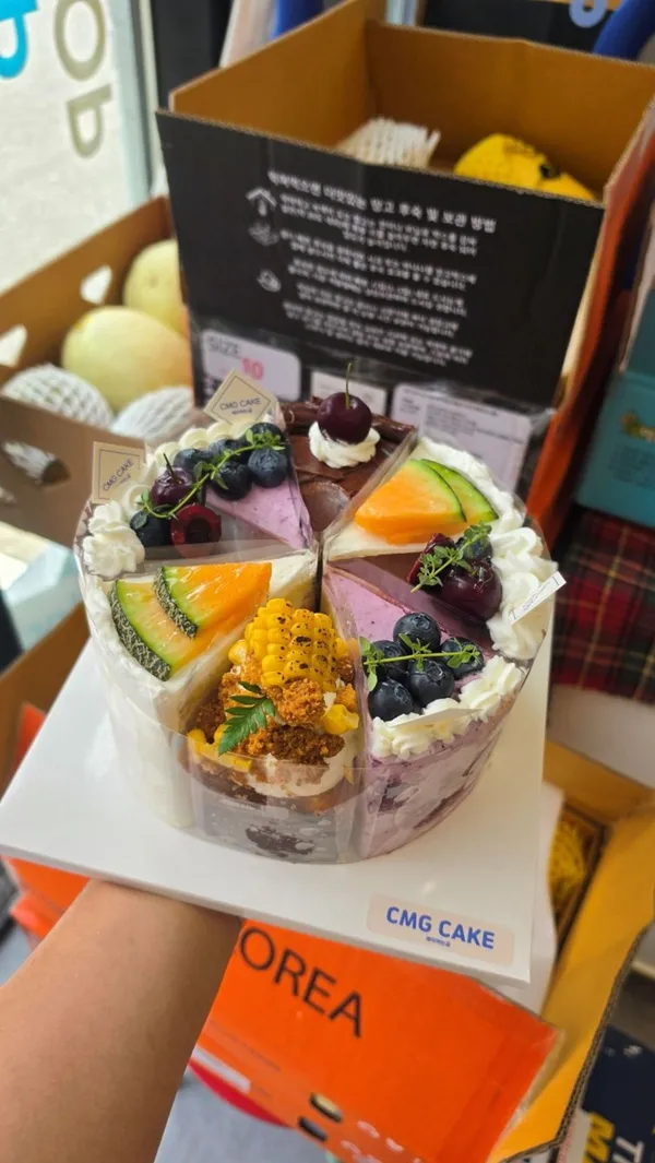 ケーキ食べるクマの写真2