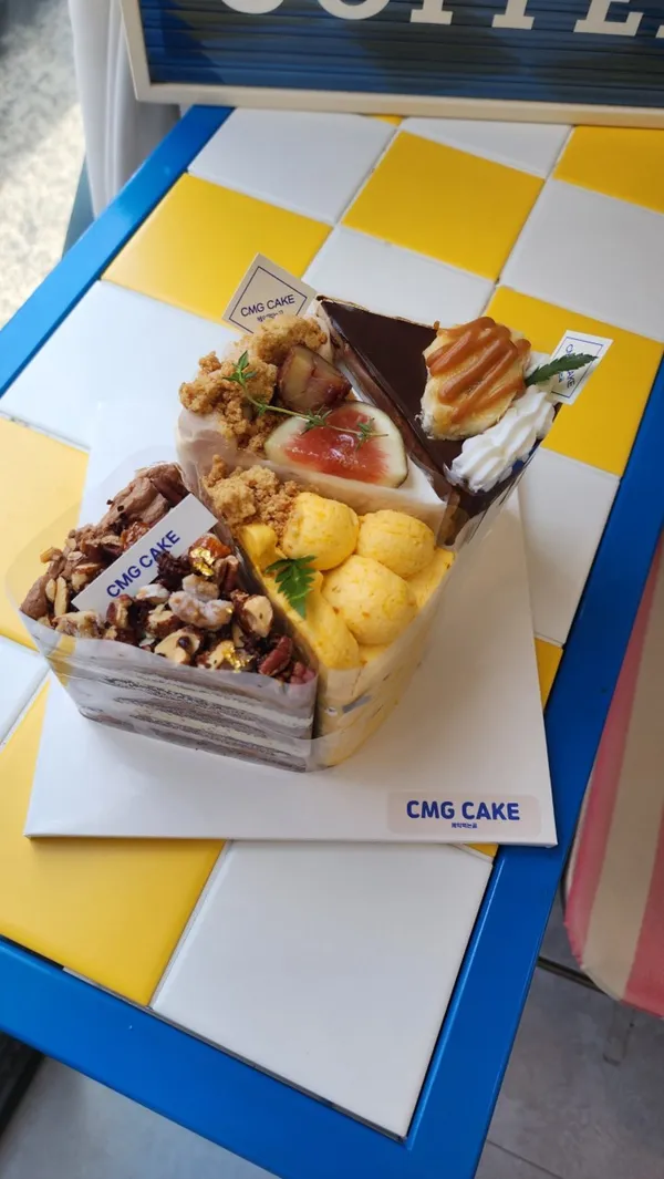 ケーキ食べるクマの写真4