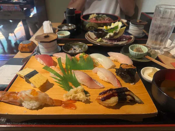 魚屋直営地魚食堂 魚まるの写真2