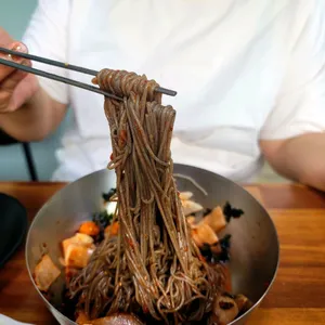 숲속의빈터방동막국수