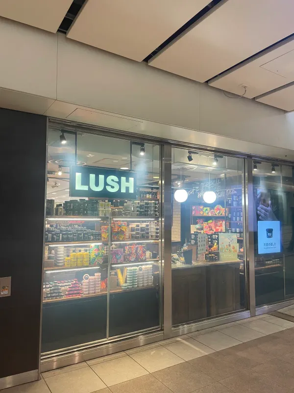 LUSH ホワイティ梅田店の写真4
