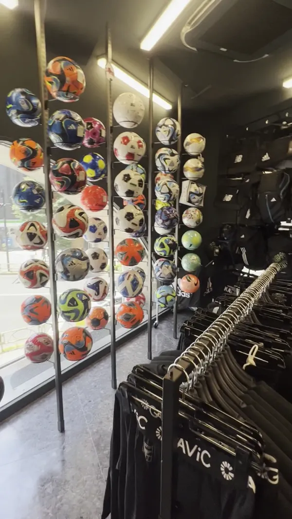 サッカーショップKAMO 新宿店の写真2