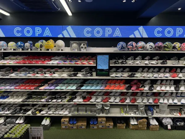 サッカーショップKAMO 新宿店の写真3