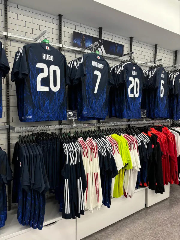 サッカーショップKAMO 新宿店の写真4