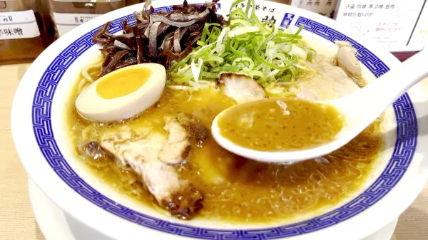 博多中華そば 幸ノ助 渡辺通店の写真3